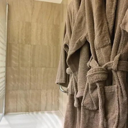 Avec Parking Prive Au Coeur Du Triangle D'or - Paris-plage Appartement